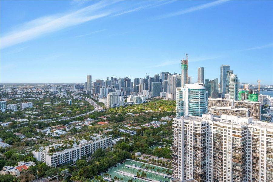 Condo located in Miami, FL showcasing its design and architecture (Image 5).