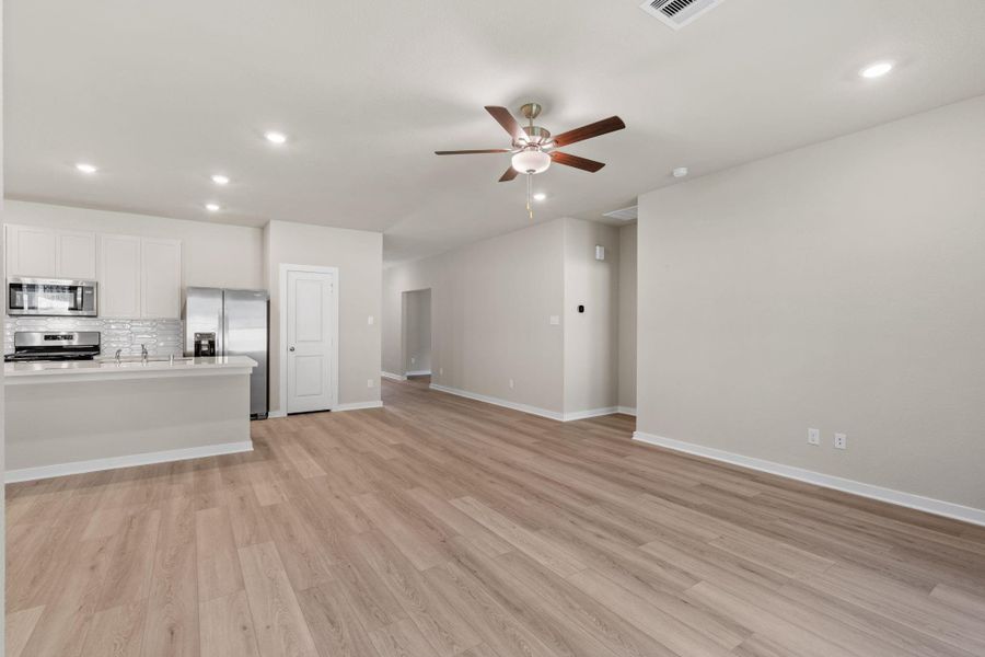 Spacious, unfurnished interior of a new home in , Conroe (Image 21).