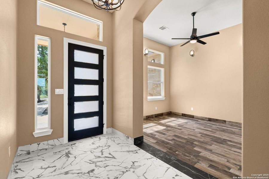 Spacious, unfurnished interior of a new home in , Canyon Lake (Image 17).