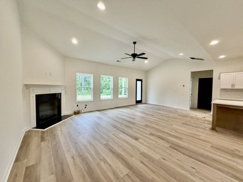 Spacious, unfurnished interior of a new home in Oakview, Pine Mountain (Image 13).