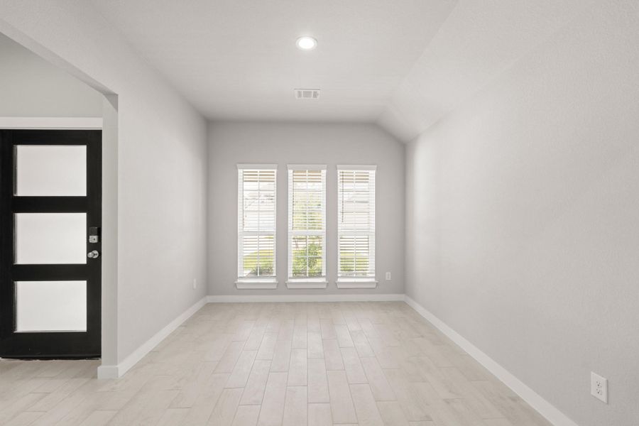 Spacious, unfurnished interior of a new home in Sunterra North, Katy (Image 15).