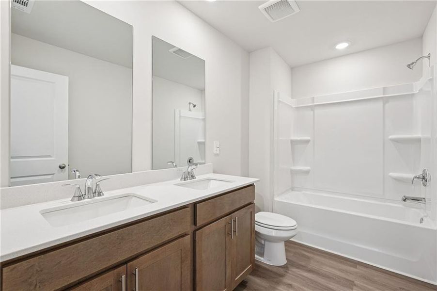 Furnished interior view inside a new home in Ivey Township, Dallas (Image 13).