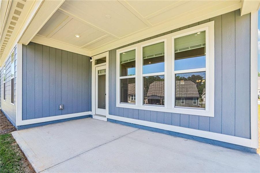 Exterior details and patio area of a home in Poplar Place, Dallas (Image 3).