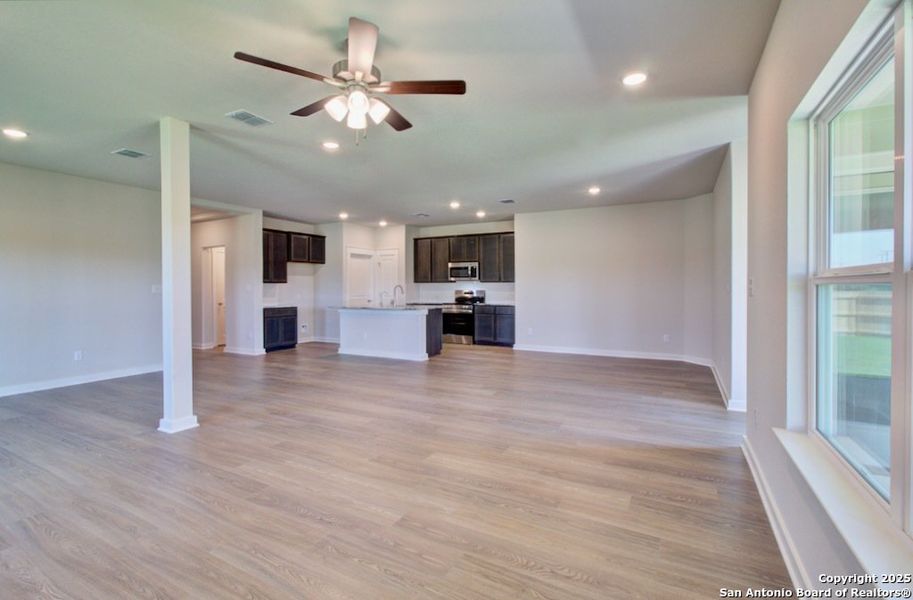 Spacious, unfurnished interior of a new home in Cloud Country, New Braunfels (Image 19).