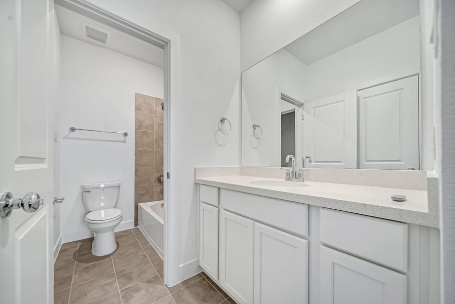 Sleek Hollywood Full Bath #2 upstairs (2 full up) Sleek Hollywood Full Bath #2 upstairs (2 full up)