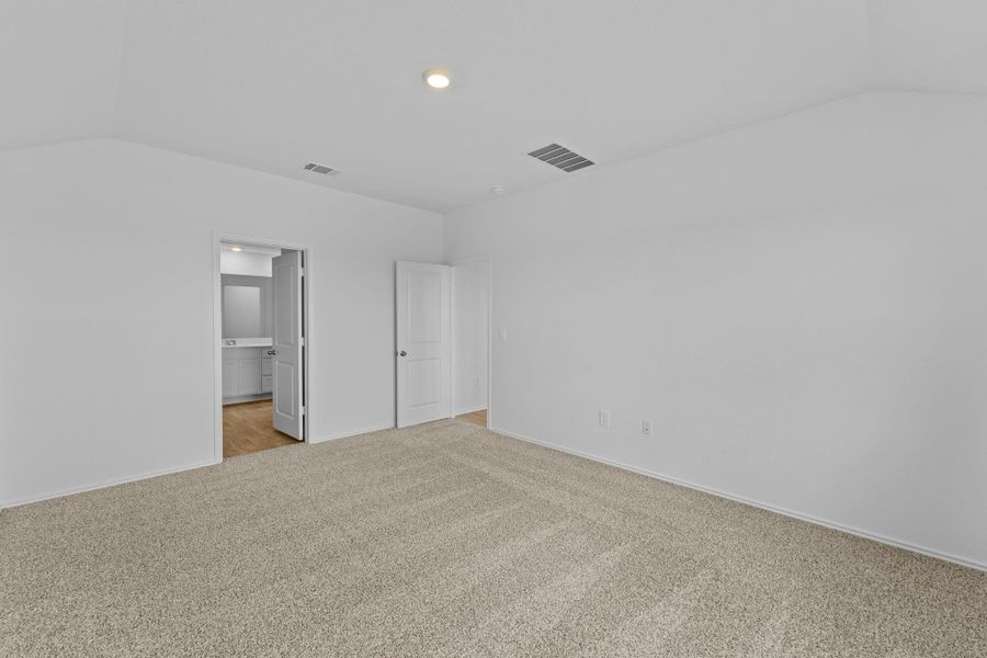 Spacious, unfurnished interior of a new home in Durango, Mustang Ridge (Image 10).