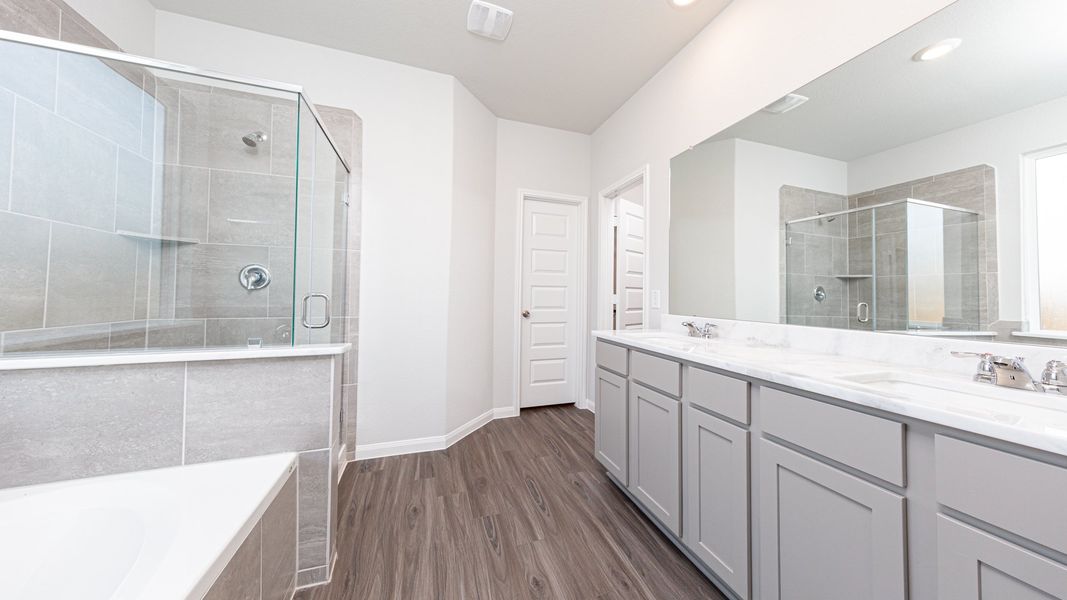 Representative furnished interior of a home built from the The Lakewood by Legend Homes in Cinco Lakes, San Antonio (Image 11).