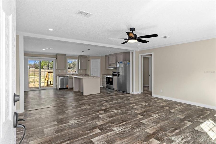 Spacious, unfurnished interior of a new home in , Dade City (Image 36).