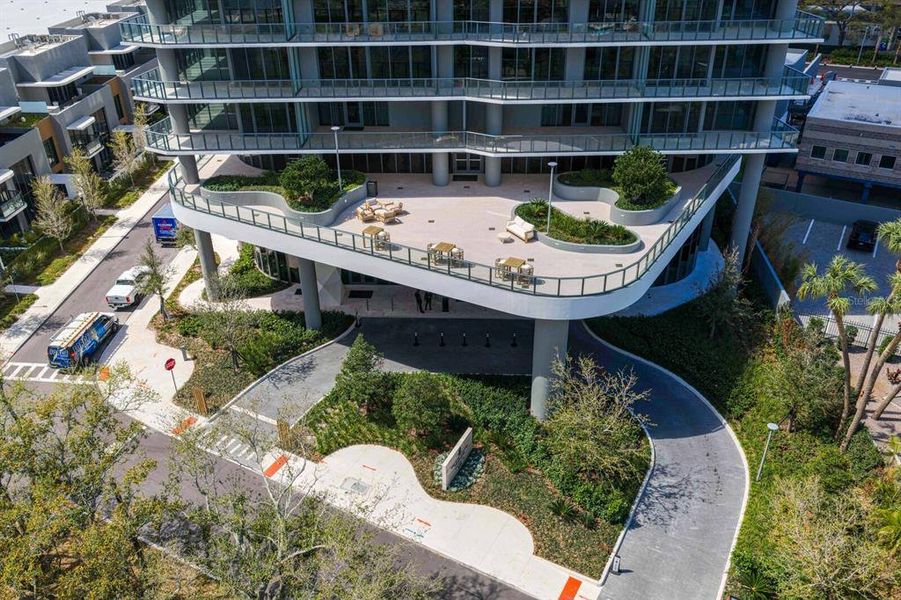Condo located in Tampa, FL showcasing its design and architecture (Image 51).