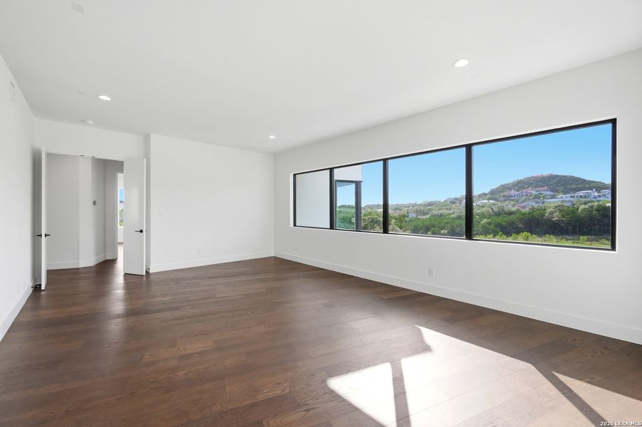 Spacious, unfurnished interior of a new home in , San Antonio (Image 22).