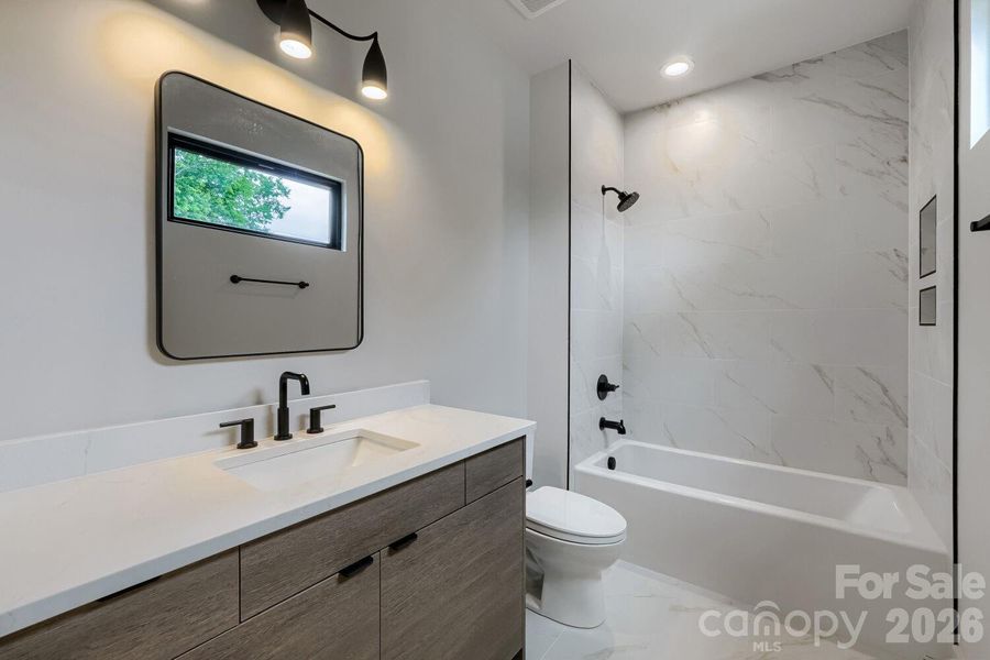 Secondary bedroom - en-suite bathroom