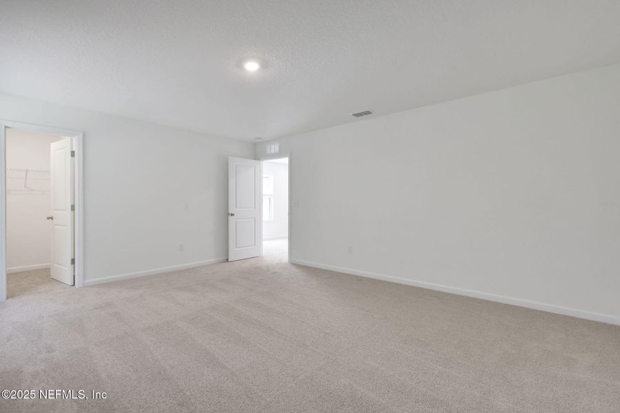 Spacious, unfurnished interior of a new home in Bellbrooke, Jacksonville (Image 16).
