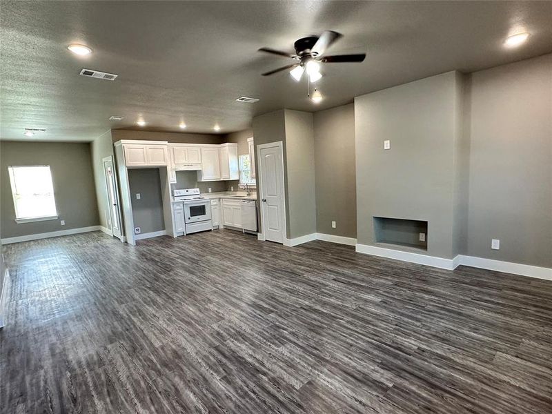 Spacious, unfurnished interior of a new home in , Sulphur Springs (Image 10).