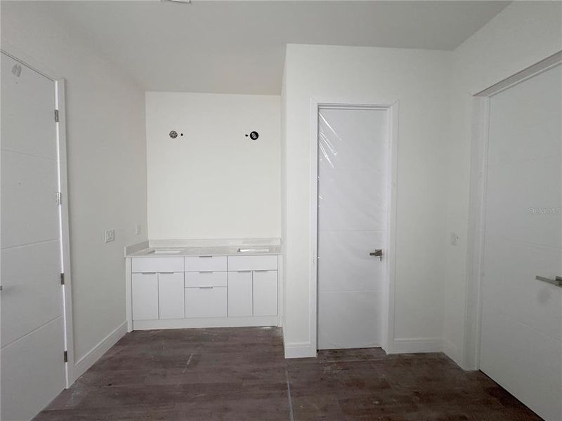 Spacious, unfurnished interior of a new home in , Port Charlotte (Image 6).