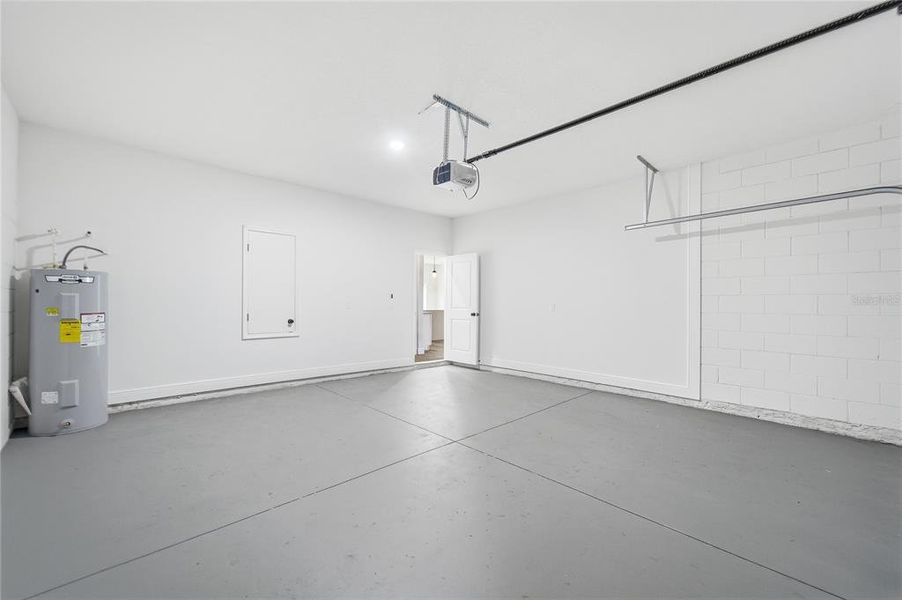 Spacious, unfurnished interior of a new home in , Ocala (Image 16).