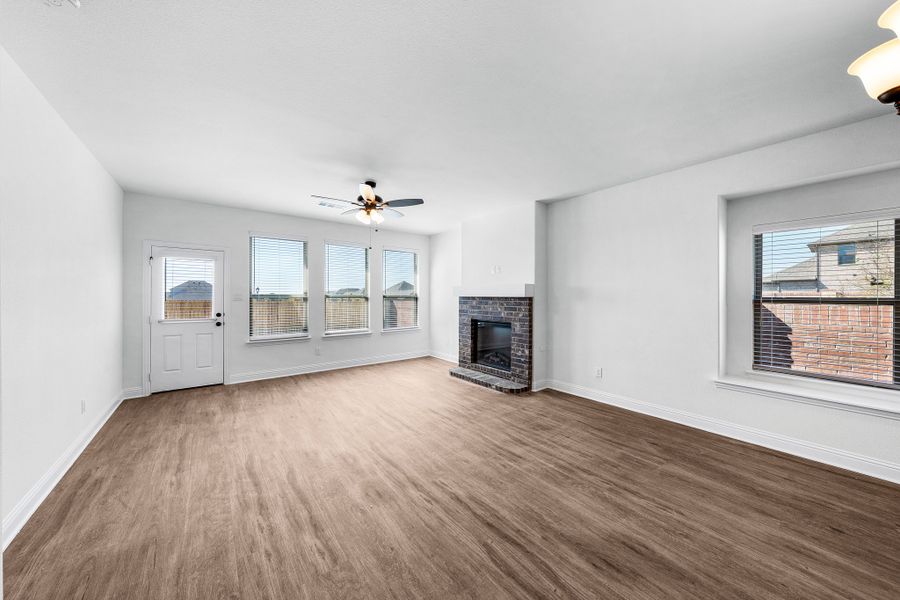 Spacious, unfurnished interior of a new home in Summerwood, Red Oak (Image 12).