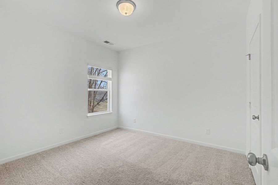 Spacious, unfurnished interior of a new home in The Oaks, Clarksville (Image 27).