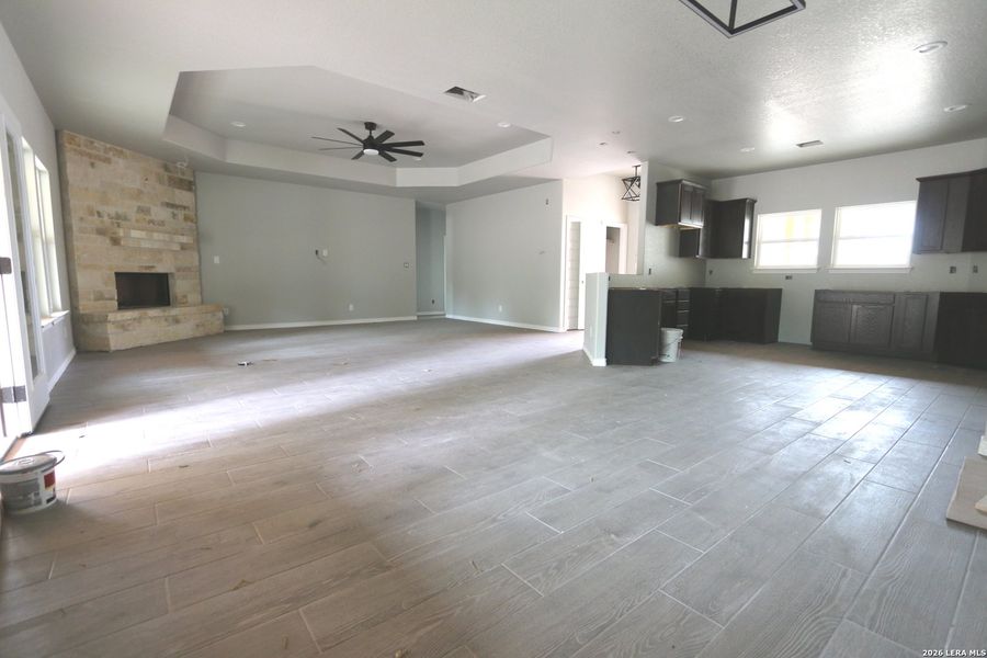 Spacious, unfurnished interior of a new home in , La Vernia (Image 5).
