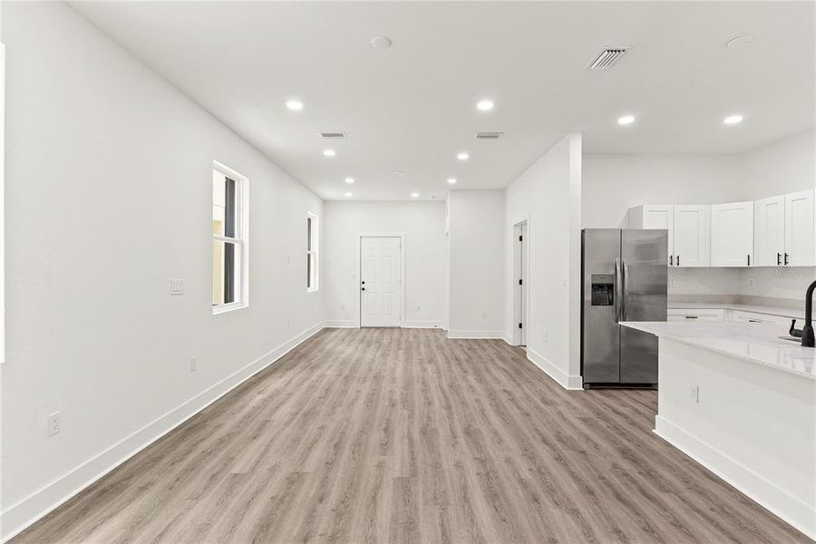Spacious, unfurnished interior of a new home in , Tampa (Image 22).