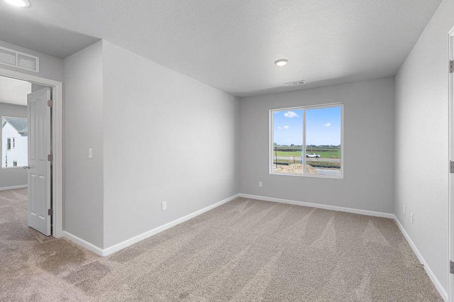 Spacious, unfurnished interior of a new home in Spring Valley, Longmont (Image 23).
