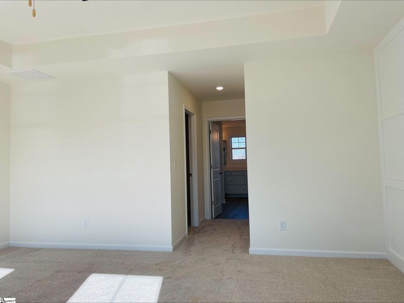 Spacious, unfurnished interior of a new home in Lynbrook, Boiling Springs (Image 7).