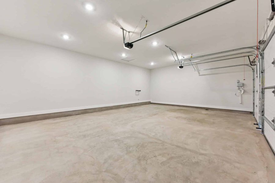 Spacious, unfurnished interior of a new home in Feathergrass, Florence (Image 78).