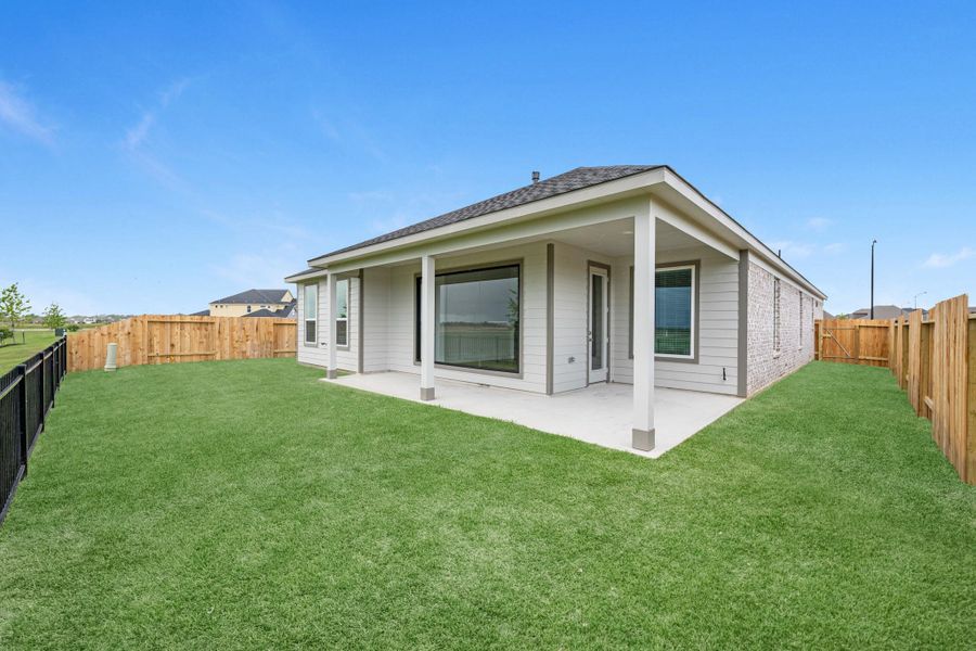 Exterior details and patio area of a home in Beacon Hill, Waller (Image 3).