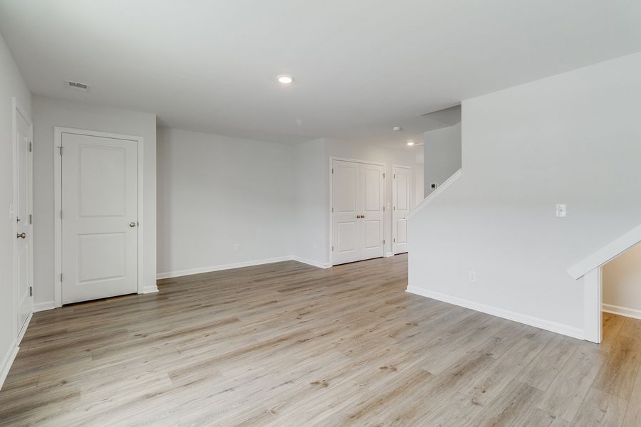 Spacious, unfurnished interior of a new home in Astoria, Columbia (Image 13).
