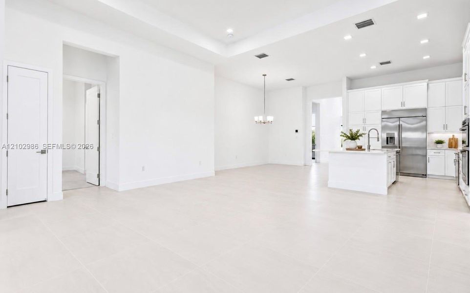 Spacious, unfurnished interior of a new home in , Boca Raton (Image 38).