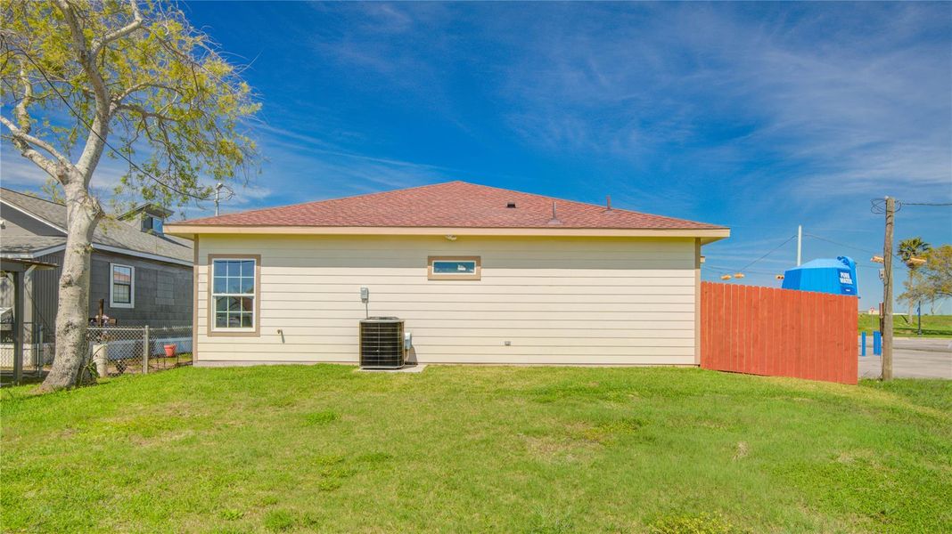 Exterior details and patio area of a home in , Freeport (Image 19).