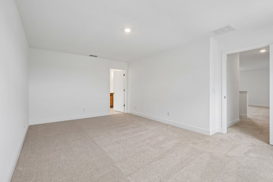 Spacious, unfurnished interior of a new home in Trinity Lakes, Groveland (Image 9).