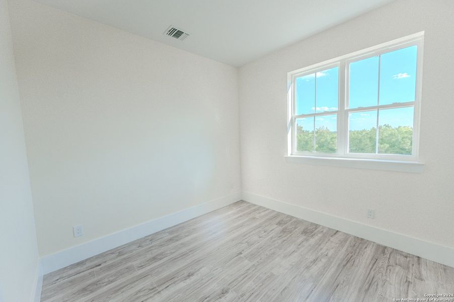 Spacious, unfurnished interior of a new home in , Bandera (Image 16).