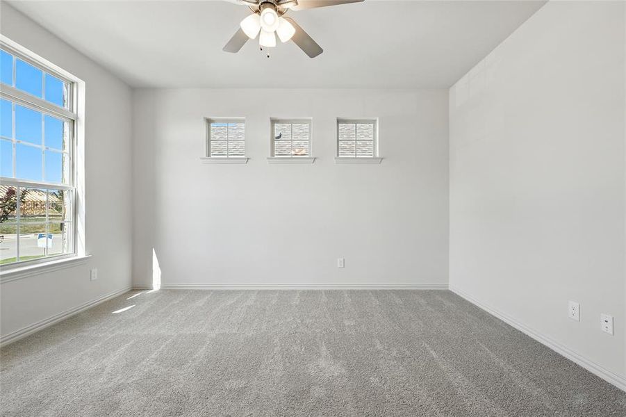 Unfurnished room with carpet and a ceiling fan