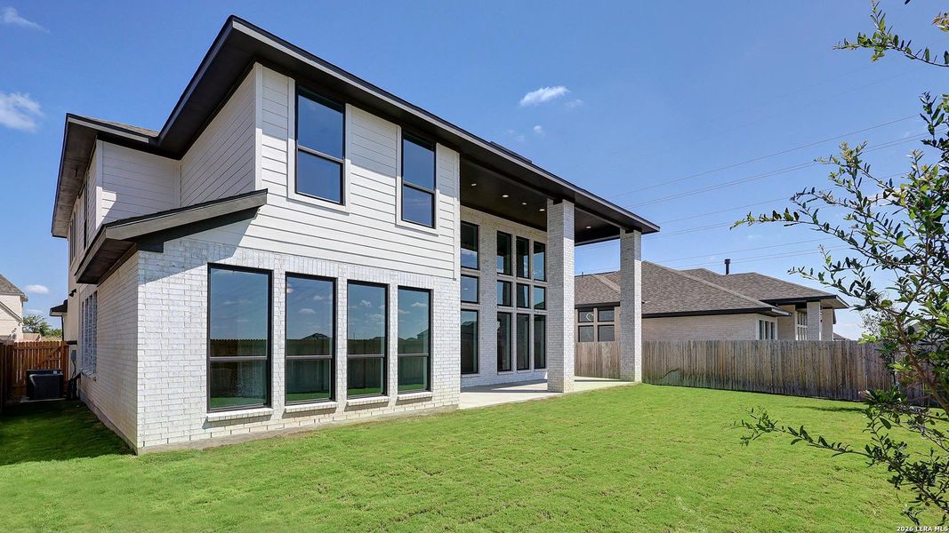 Exterior details and patio area of a home in Haby Hill, San Antonio (Image 23).
