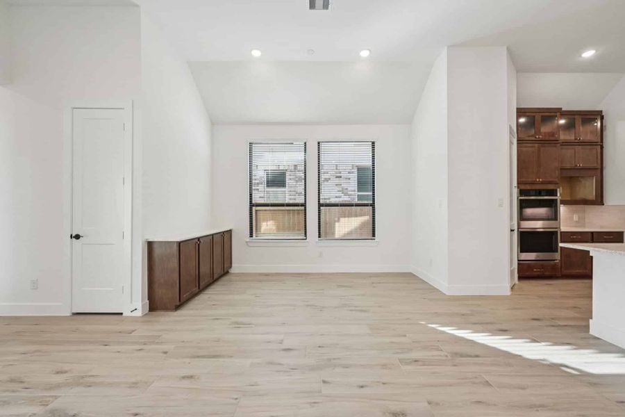 Spacious, unfurnished interior of a new home in Wood Leaf Reserve, Tomball (Image 35).