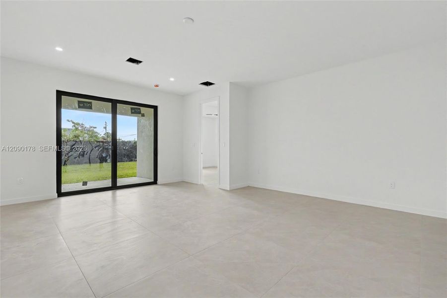 Spacious, unfurnished interior of a new home in , Oakland Park (Image 22).