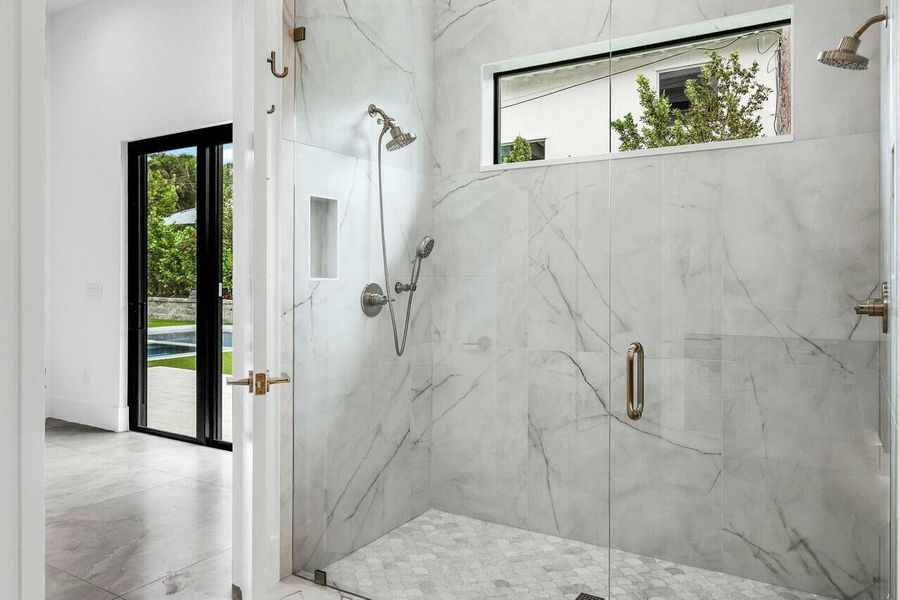 MASTER MAIN LEVEL ENSUITE MASTER MAIN LEVEL ENSUITE