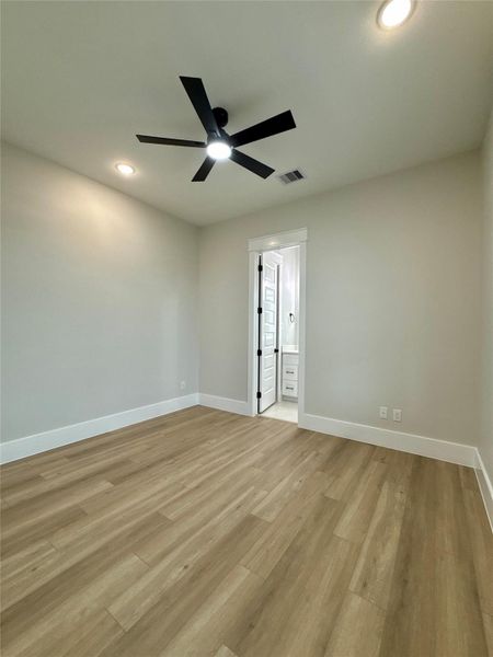Spacious, unfurnished interior of a new home in , Angleton (Image 10).