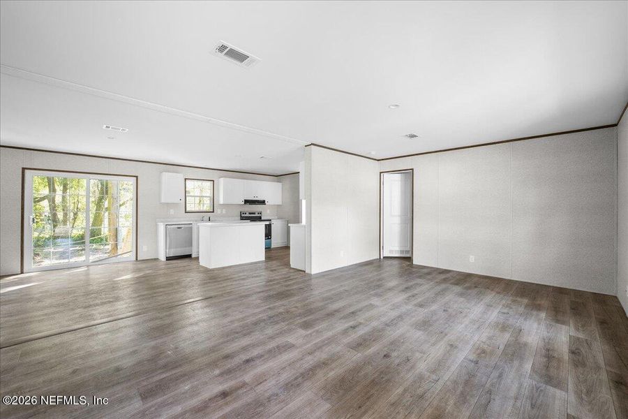 Spacious, unfurnished interior of a new home in , Palatka (Image 17).