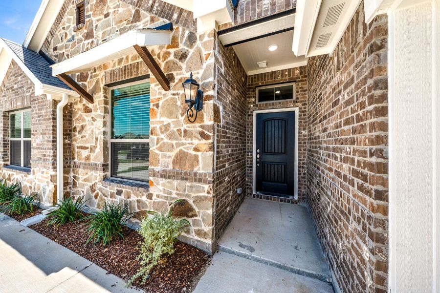 Exterior details and patio area of a home in Summerwood, Red Oak (Image 3).