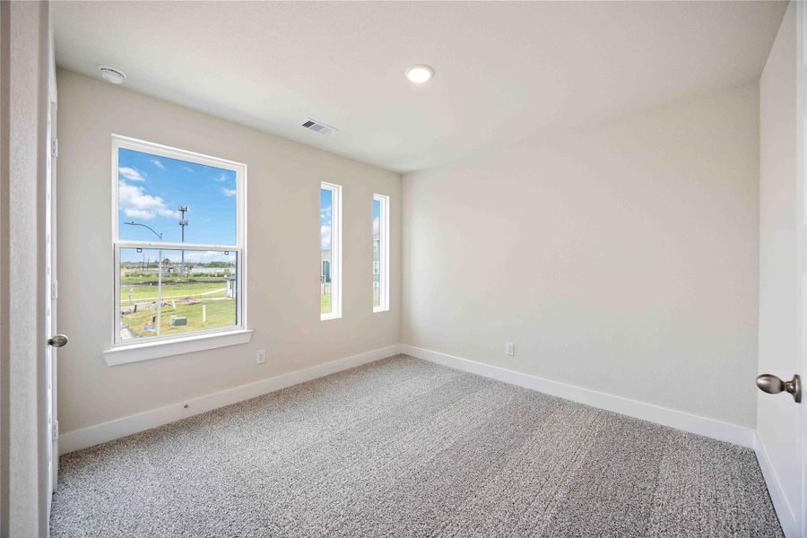 Spacious, unfurnished interior of a new home in Alicante, Houston (Image 20).