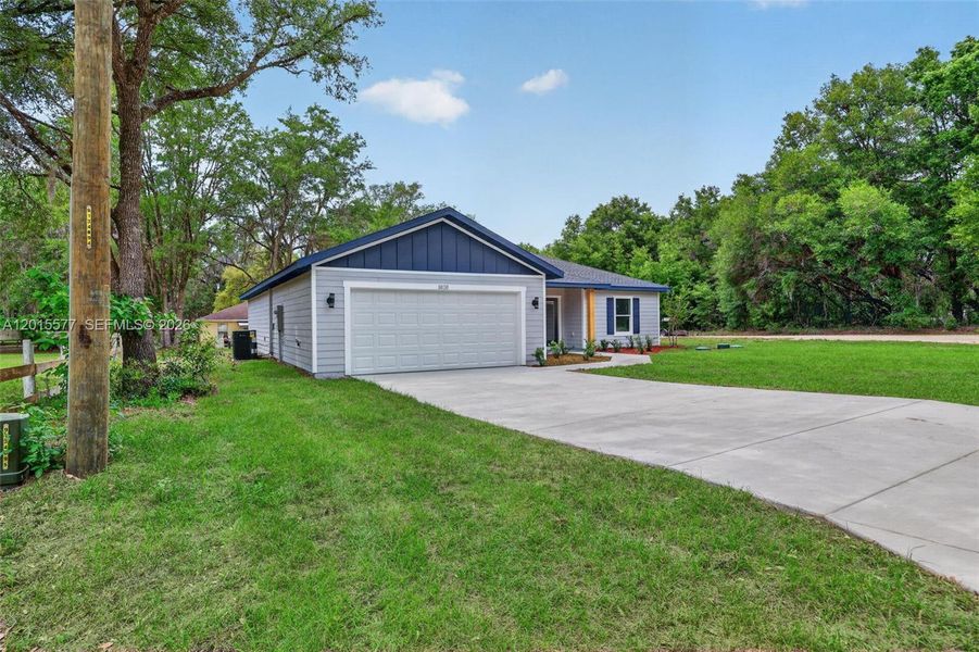 Front exterior of a new home in , Dunnellon, FL, highlighting curb appeal (Image 16).