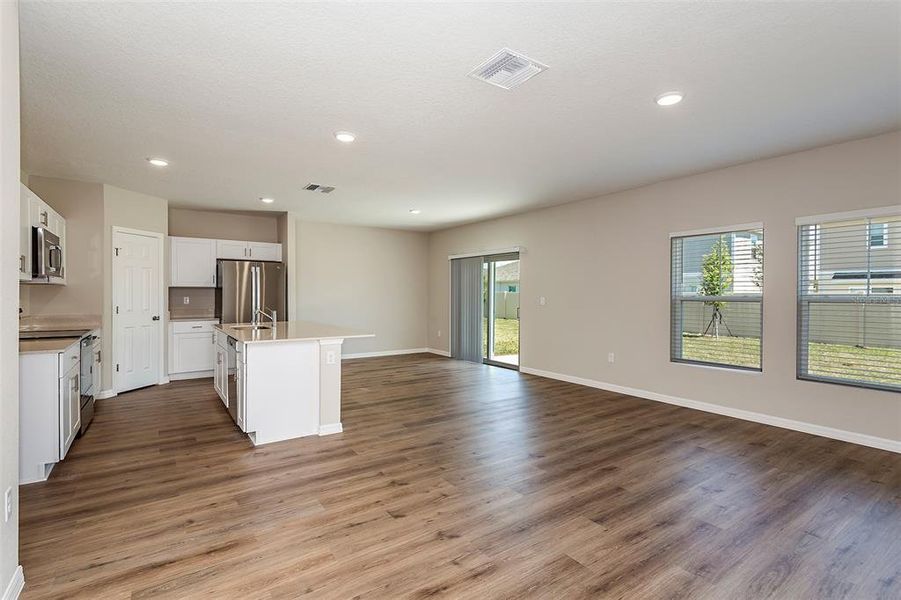 Spacious, unfurnished interior of a new home in Two Rivers, Zephyrhills (Image 18).