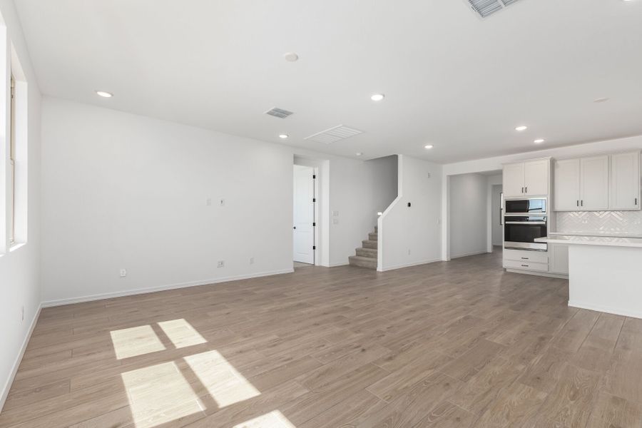 Spacious, unfurnished interior of a new home in Bella Vista Farms, San Tan Valley (Image 12).