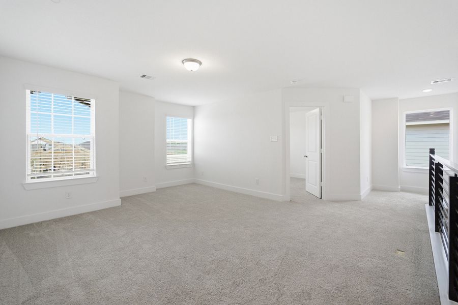 Spacious, unfurnished interior of a new home in Bay Creek, Baytown (Image 31).