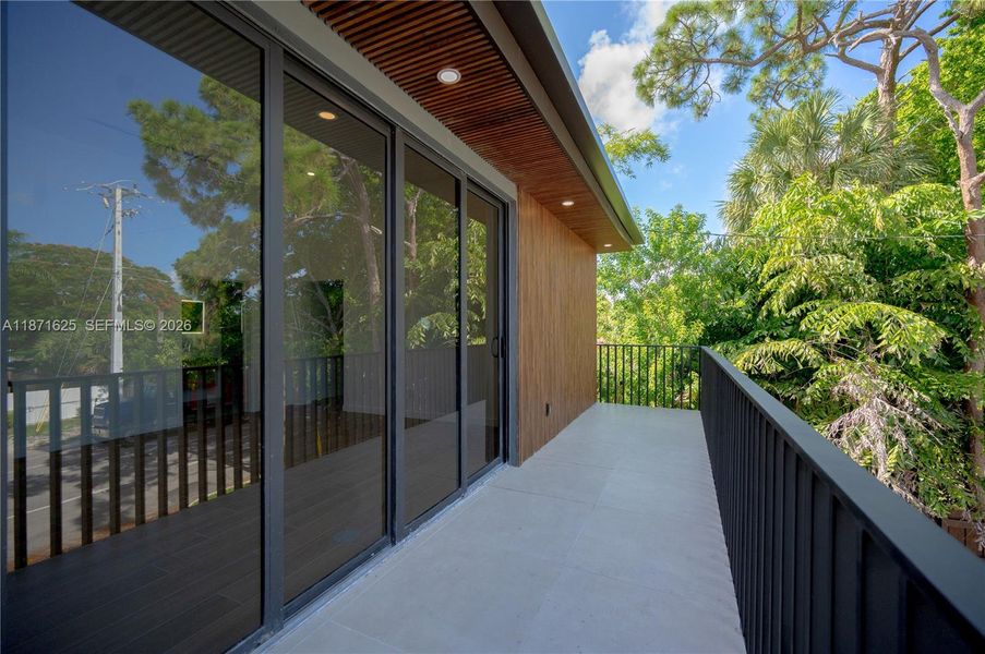 Exterior details and patio area of a home in , Fort Lauderdale (Image 3).