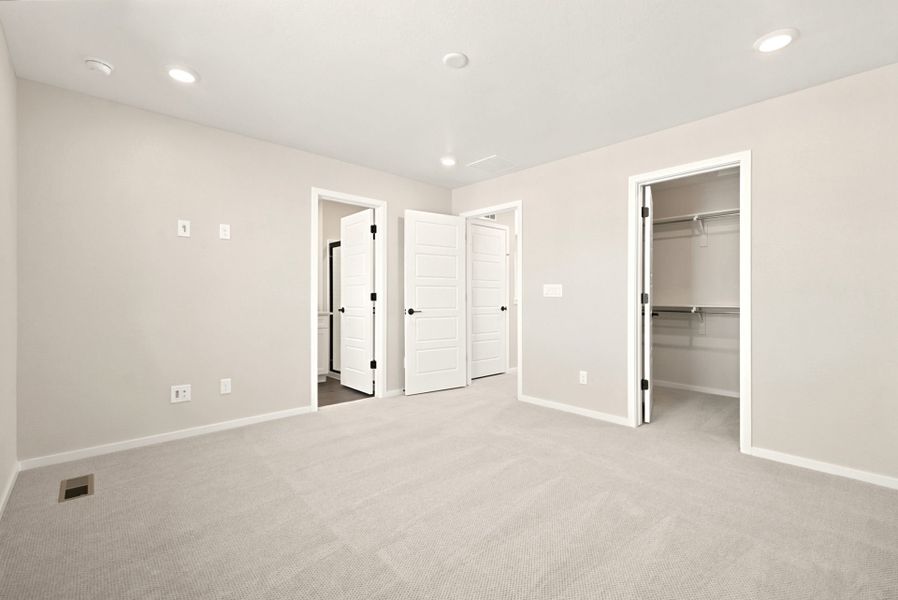 Spacious, unfurnished interior of a new home in Sky Ranch, Watkins (Image 30).