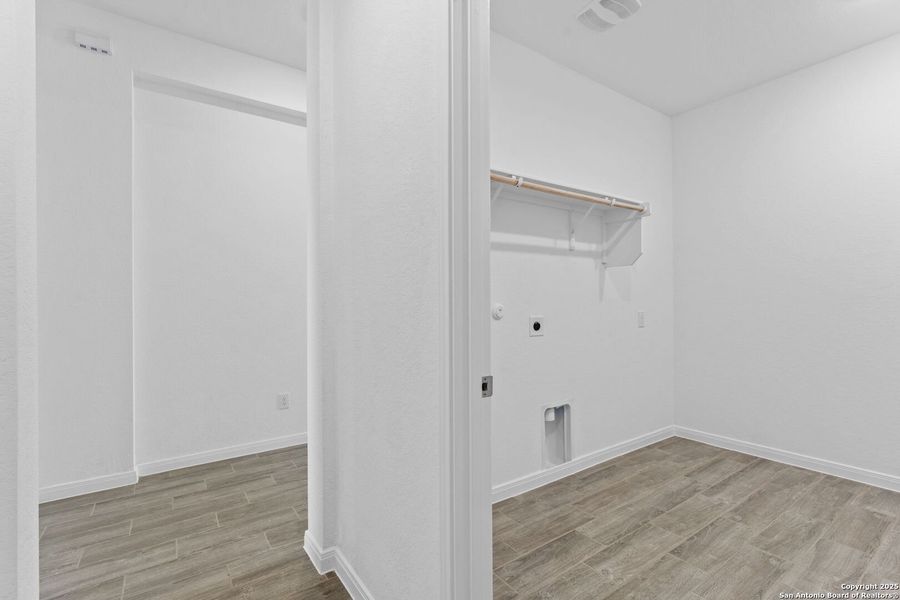 Spacious, unfurnished interior of a new home in Gatehouse: Brookstone II Collection, New Braunfels (Image 22).