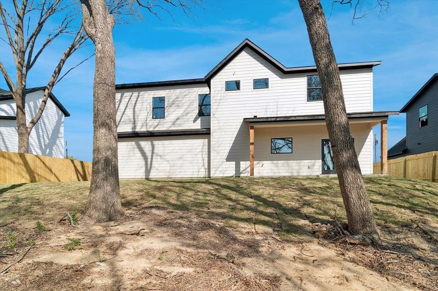 Exterior details and patio area of a home in , Glenn Heights (Image 4).