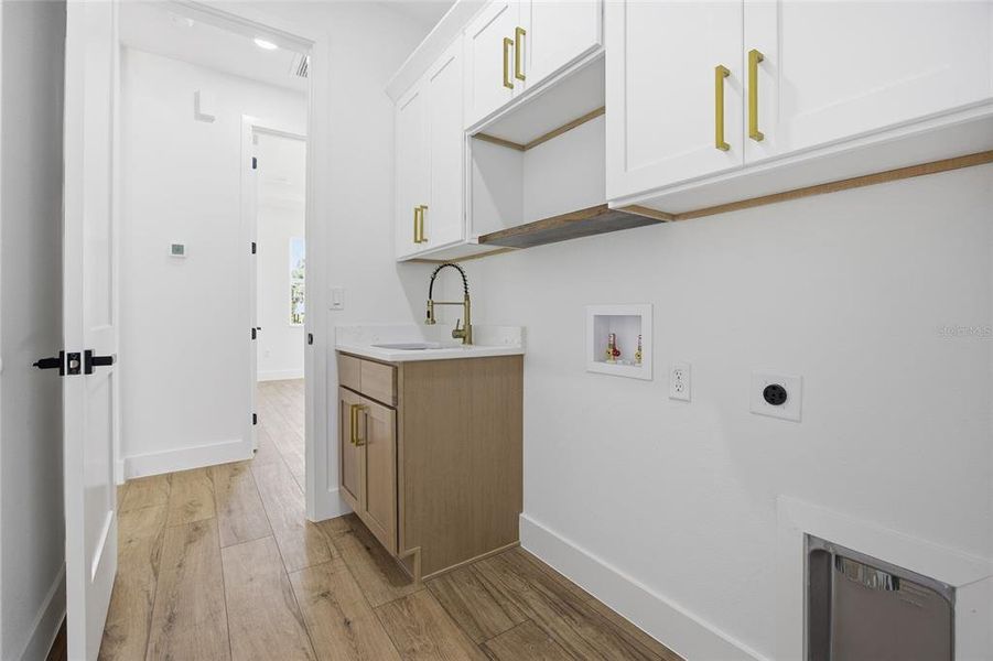 Furnished interior view inside a new home in , Dunnellon (Image 11).